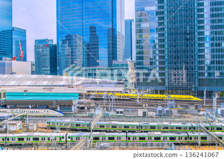 日本東京城市景觀。圖中可見新幹線子彈列車「黃博士號」（象徵好運）、東京車站、列車、八重洲車站及其他建築。 136241067