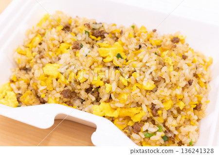 美味的肉末炒飯便當 136241328