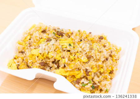 美味的肉末炒飯便當 美味的肉末炒飯便當 136241338