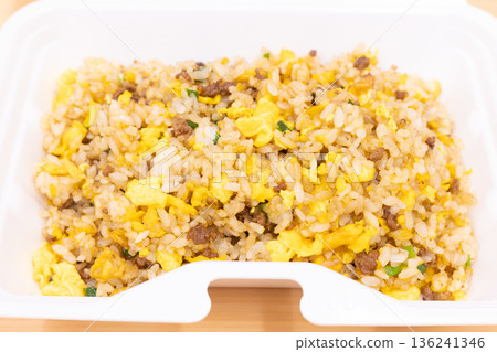美味的肉末炒飯便當 美味的肉末炒飯便當 136241346