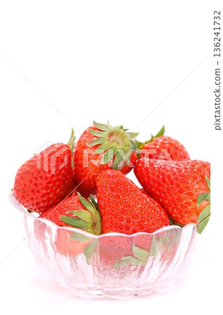 草莓貝尼霍普甜點淺色背景 136241732