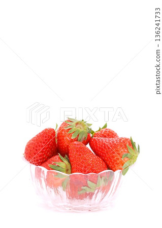 草莓貝尼霍普甜點淺色背景 136241733