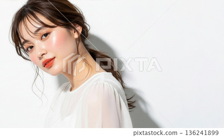 一位日本女性的美麗肖像，她擁有清透美麗的肌膚和迷人的珊瑚色妝容。 136241899