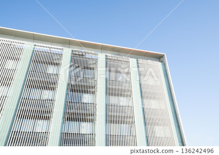 一棟充滿未來感的辦公大樓和一棟設計現代的商務大樓 136242496