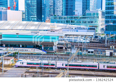 Tokyo cityscape in Japan Inbound tourism continues... Shinkansen trains lined up... Many foreign tourists coming and going on the platform 136242524