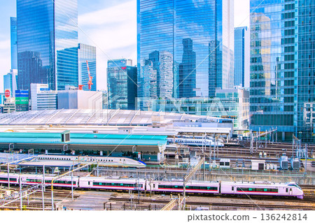 日本東京的城市景觀，入境旅遊仍在繼續…新幹線列車排成長隊…月台上來來往往的外國遊客絡繹不絕。 136242814