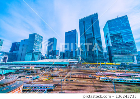 日本東京城市景觀。圖中可見新幹線子彈列車「黃博士號」（象徵好運）、東京車站、列車、八重洲車站及其他建築。 136243735