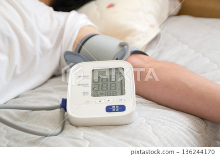 身體不適時測量血壓(血壓計) 身體不適時測量血壓(血壓計) 136244170