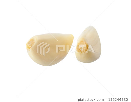 Garlic cloves isolated 136244580