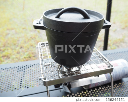 在露營地使用荷蘭烤爐進行戶外烹飪的場景 在露營地使用荷蘭烤爐進行戶外烹飪的場景 136246151