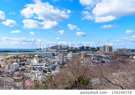 嚴冬中的和歌山縣君三井寺,遊客寥寥。從寺廟庭院向北眺望。 嚴冬中的和歌山縣君三井寺,遊客寥寥。從寺廟庭院向北眺望。 136246558