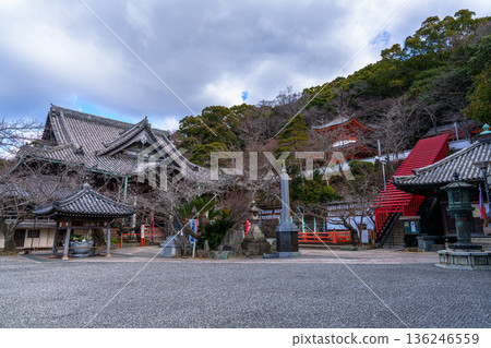 和歌山縣的君三井寺，在寒冷的冬日里，遊客寥寥——寺廟顯得荒涼而冷清。 136246559