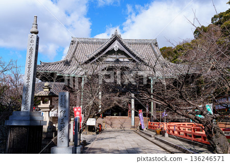 這是和歌山縣君三井寺在嚴冬的景象，那時遊客寥寥無幾。石板路盡頭是主殿。 136246571