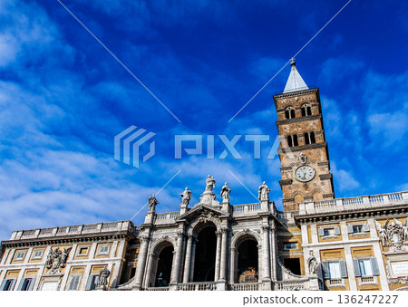 聖瑪麗亞大教堂映襯著湛藍的天空 聖瑪麗亞大教堂映襯著湛藍的天空 136247227