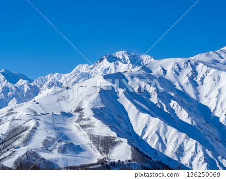 北阿爾卑斯山的雪景和山巒在湛藍的天空下閃閃發光。 北阿爾卑斯山的雪景和山巒在湛藍的天空下閃閃發光。 136250069