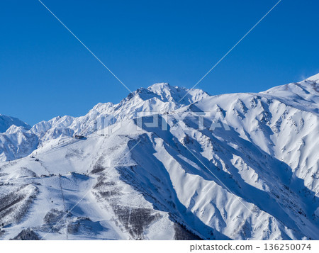 北阿爾卑斯山的雪景和山巒在湛藍的天空下閃閃發光。 136250074