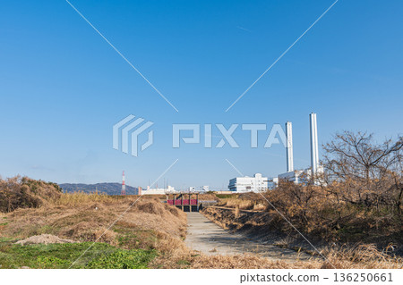 Yodo River right bank riverbed scenery, Takatsuki City, Osaka Prefecture Yodo River right bank riverbed scenery, Takatsuki City, Osaka Prefecture 136250661