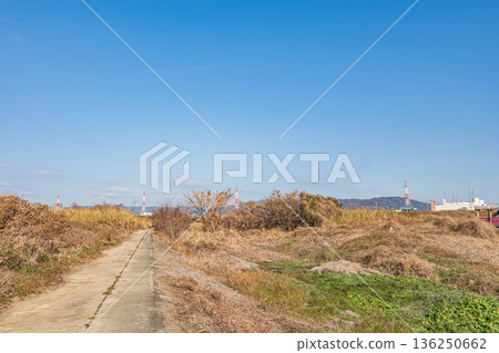 The dry winter riverbed of the Hinoo River, Takatsuki City, Osaka Prefecture 136250662