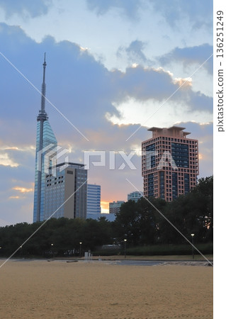 陽光明媚的早晨，從海岸邊看到的景色 136251249