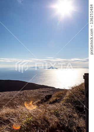 從伊豆大島的三原山眺望伊豆群島 從伊豆大島的三原山眺望伊豆群島 136251484