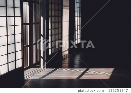 一間傳統的日式房間，光影透過障子門灑下，營造出美麗的氛圍－一個寧靜的空間。 136251547