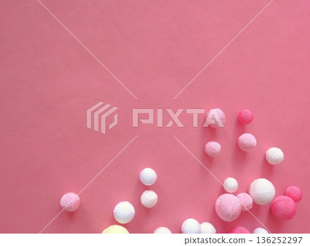 粉紅色背景上的奇里門球 粉紅色背景上的奇里門球 136252297