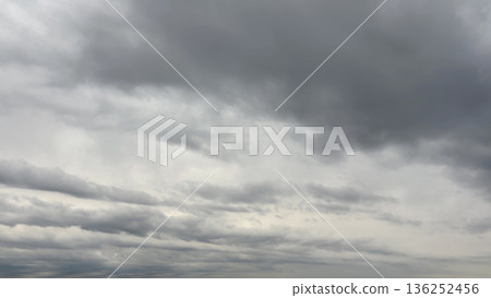 天空陰雲密布，烏雲密布。 136252456