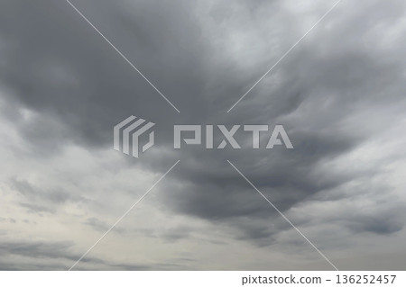 灰濛濛的天空，厚厚的雲層籠罩著。 136252457