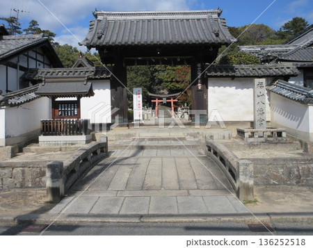 廣島縣福山市!福山八幡神社的神社大門 廣島縣福山市!福山八幡神社的神社大門 136252518