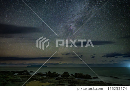 屋久島離岸阿爾卑斯山脈永田稻中濱海灘的銀河（冬季） 136253574