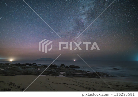 屋久島離岸阿爾卑斯山脈永田稻中濱海灘的銀河（冬季） 136253591