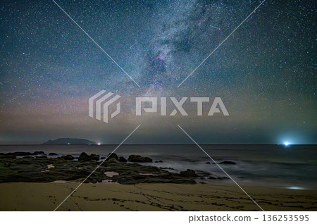 Milky Way at Nagata Inakahama Beach, Yakushima Island in the Offshore Alps (Winter) Milky Way at Nagata Inakahama Beach, Yakushima Island in the Offshore Alps (Winter) 136253595