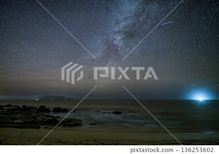Milky Way at Nagata Inakahama Beach, Yakushima Island in the Offshore Alps (Winter) Milky Way at Nagata Inakahama Beach, Yakushima Island in the Offshore Alps (Winter) 136253602