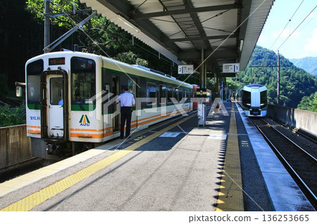 Early summer in Oku-Kinuji... Train exchange in the mountains "AIZU Mount Express / Limited Express Liberty Aizu" Kawaji Onsen Station 136253665
