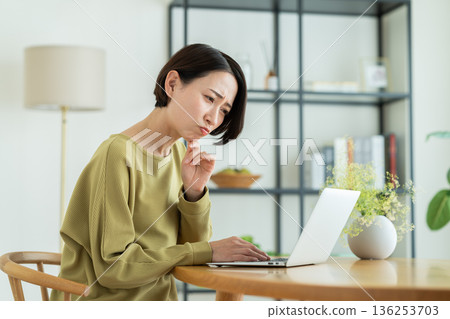 在家看電腦的中年婦女 在家看電腦的中年婦女 136253703