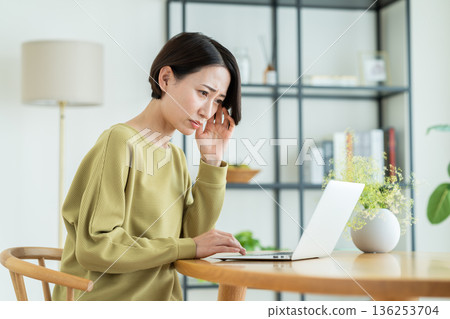 在家看電腦的中年婦女 在家看電腦的中年婦女 136253704