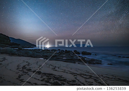 Night view of Nagata Inakahama Beach and Yakushima Lighthouse, Yakushima, offshore Alps (winter) Night view of Nagata Inakahama Beach and Yakushima Lighthouse, Yakushima, offshore Alps (winter) 136253839