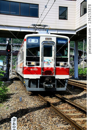 進入鬼怒川溫泉站...“Yaga Peaker”6050系列 136253878