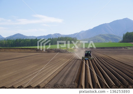 Line flow soil furrows for potato cultivation 1 Line flow soil furrows for potato cultivation 1 136253893