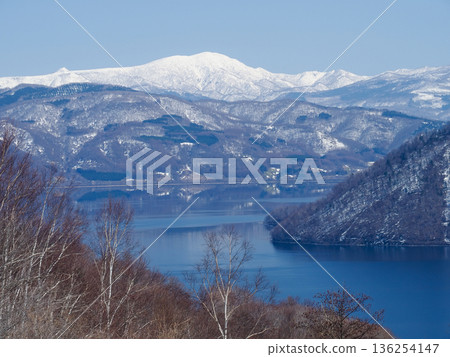 初春時節,從洞爺湖展望台看到的白雪皚皚的五福峰山脈 初春時節,從洞爺湖展望台看到的白雪皚皚的五福峰山脈 136254147
