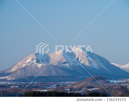 Photographing the snow-capped Mt. Shiribetsu against the clear blue sky of early spring 136254153