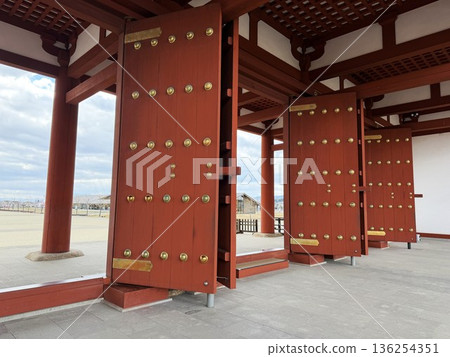 奈良縣平城宮遺址朱雀門的大門 136254351