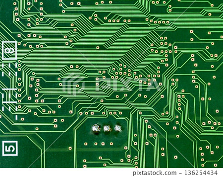 一塊帶有精美幾何圖案的電子電路板 136254434