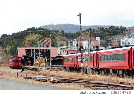 一列久大本線列車停靠在JR文森站的月台上。 一列久大本線列車停靠在JR文森站的月台上。 136254726