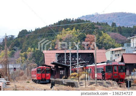 一列久大本線列車停靠在JR文森站的月台上。 一列久大本線列車停靠在JR文森站的月台上。 136254727
