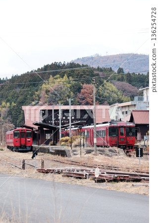 一列久大本線列車停靠在JR文森站的月台上。 一列久大本線列車停靠在JR文森站的月台上。 136254728