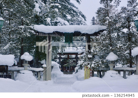上杉神社的鳥居和冬季的雪景(山形縣米澤市) 上杉神社的鳥居和冬季的雪景(山形縣米澤市) 136254945