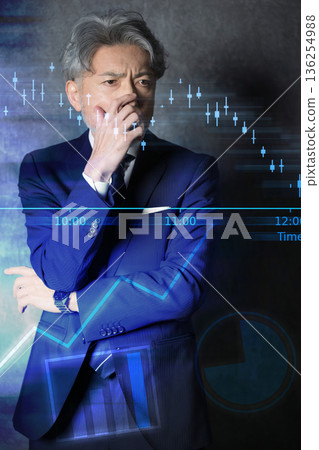 一位高階主管商務人士正在分析圖表，以考慮投資和其他營運活動。 136254988
