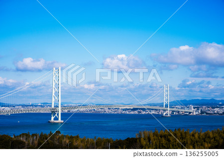 View of the Akashi Kaikyo Bridge from Awaji SA (upbound) on Awaji Island | Photo taken in January | Awaji City, Hyogo Prefecture 136255005