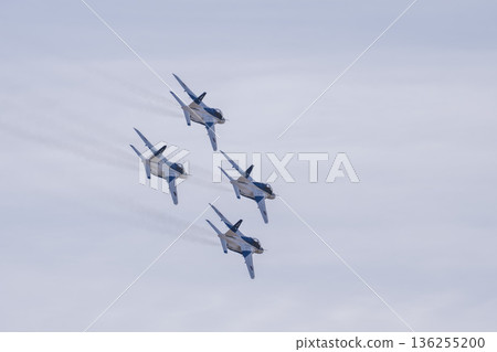 位於宮城縣東松島市的日本航空自衛隊松島空軍基地的「藍色衝擊」戰鬥機 位於宮城縣東松島市的日本航空自衛隊松島空軍基地的「藍色衝擊」戰鬥機 136255200